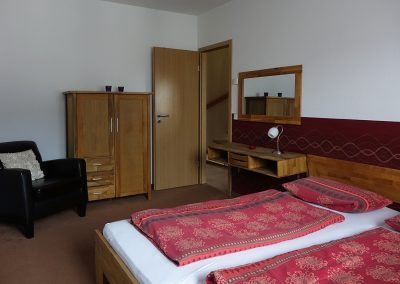 Schlafzimmer mit Sessel